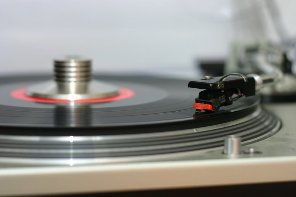 http://i173.photobucket.com/albums/w48/renaudmumu/Technics%20SL1200MkII/IMG_5967.jpg