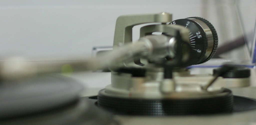 http://i173.photobucket.com/albums/w48/renaudmumu/Technics%20SL1200MkII/IMG_5969.jpg