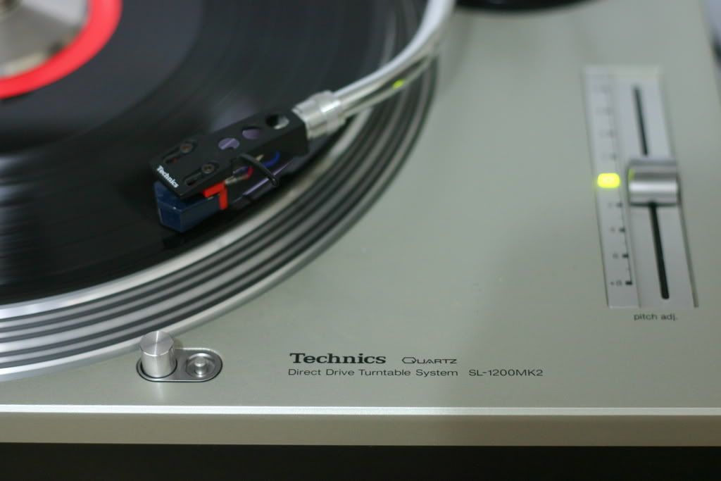 http://i173.photobucket.com/albums/w48/renaudmumu/Technics%20SL1200MkII/IMG_5977.jpg
