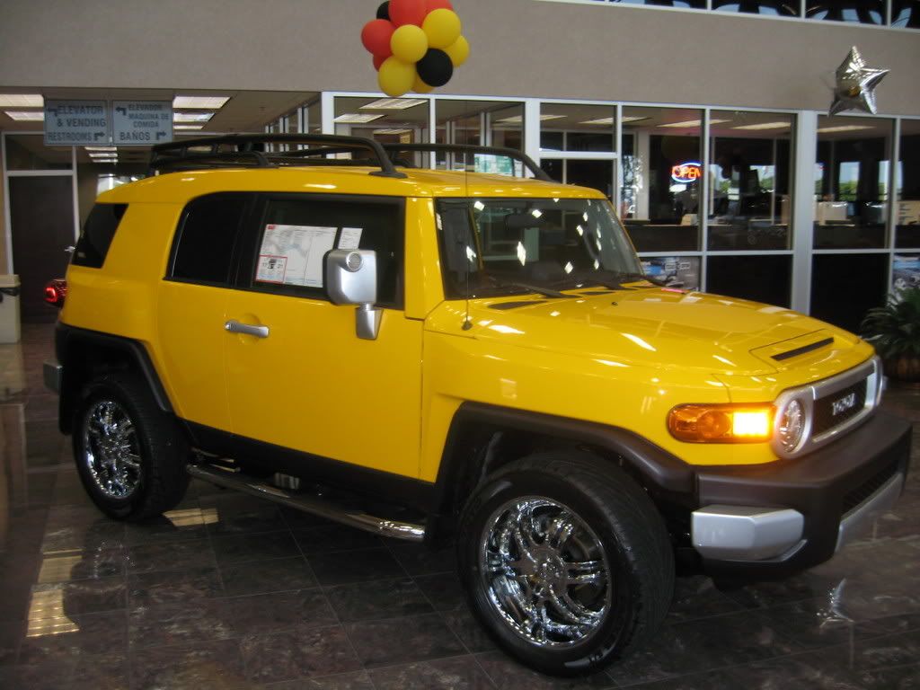 Pic of Sun Fusion roof painted to match (Yellow roof) Toyota FJ