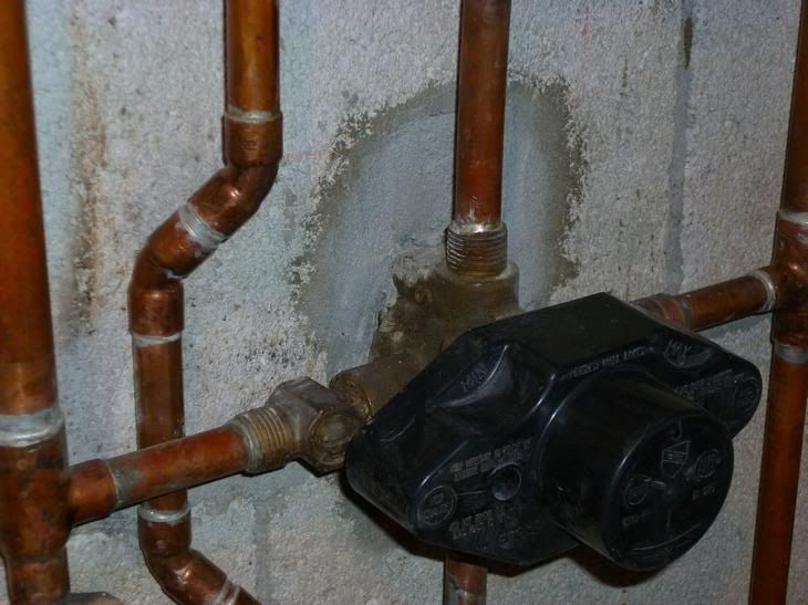 Brass and concrete reacts?