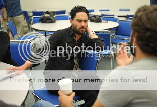 Nerds Welcome Big Bang Theory At Comic Con Oh No They Didn T